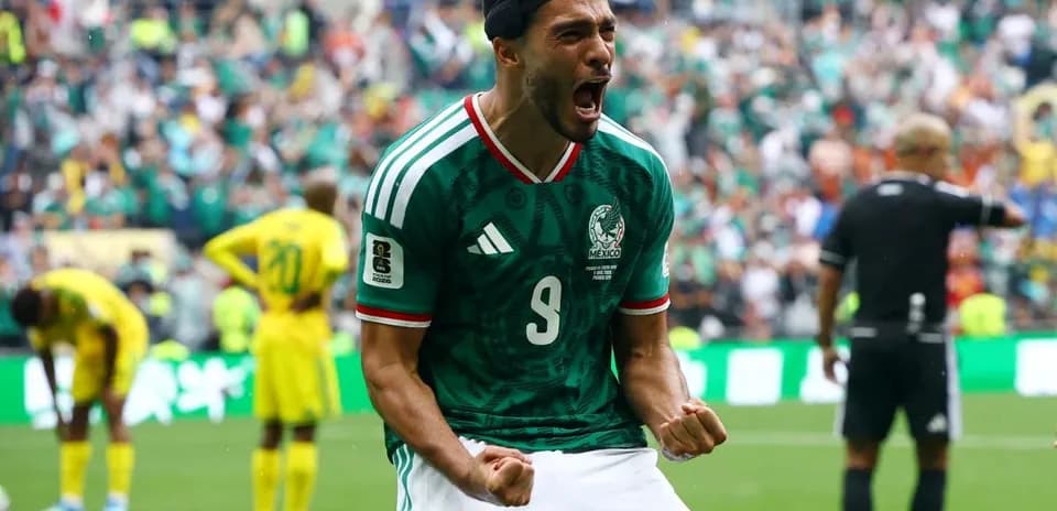 Joueur mexicain célébrant un but lors du match