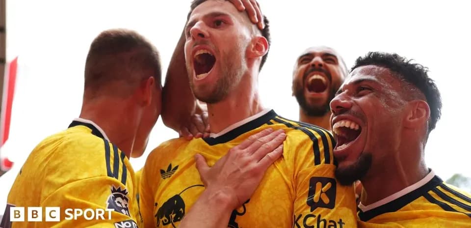 Joueurs célébrant un but ensemble sur le terrain