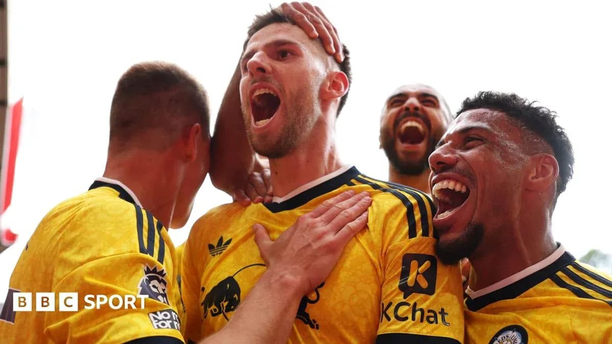 Joueurs célébrant un but ensemble sur le terrain