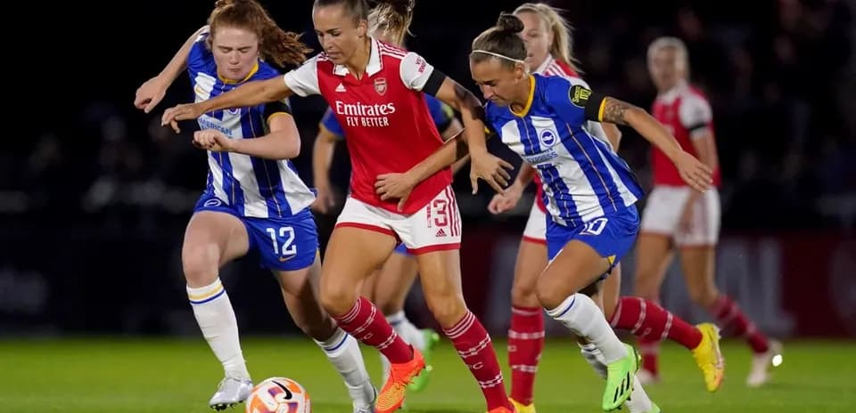 Deux joueuses en compétition pour le ballon