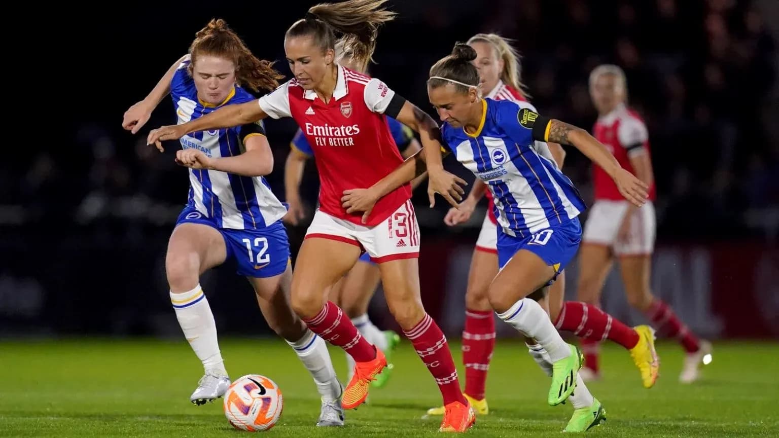 Deux joueuses en compétition pour le ballon