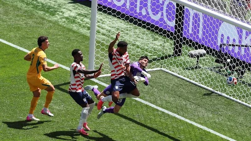 Joueurs en action près du but lors d'un match