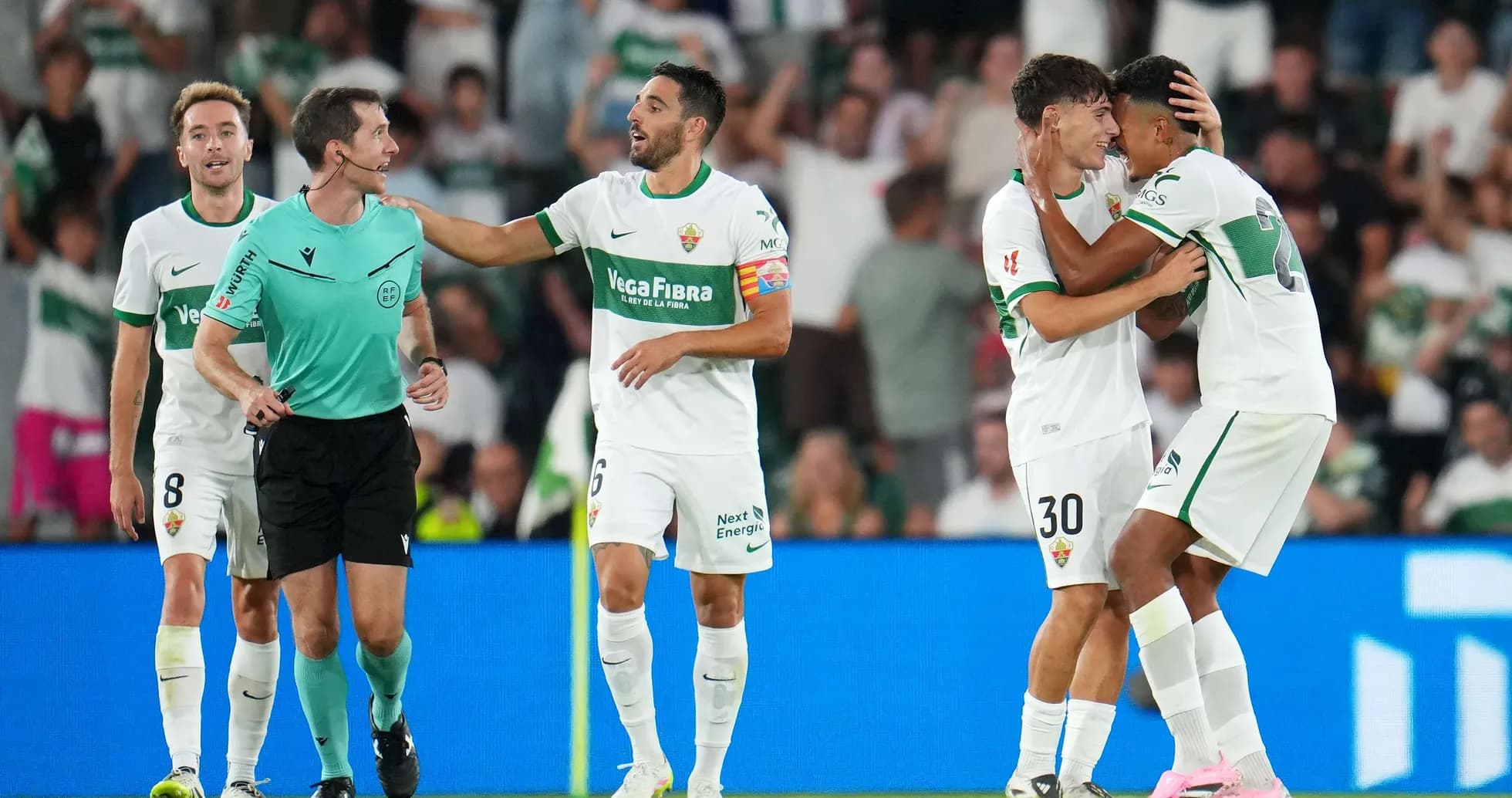 Joueurs d'Elche célébrant un but