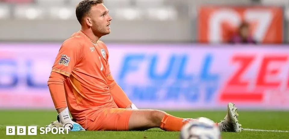 Gardien assis sur le terrain après une action