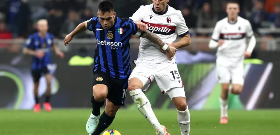 Un joueur d'Inter dribble un joueur de Bologne