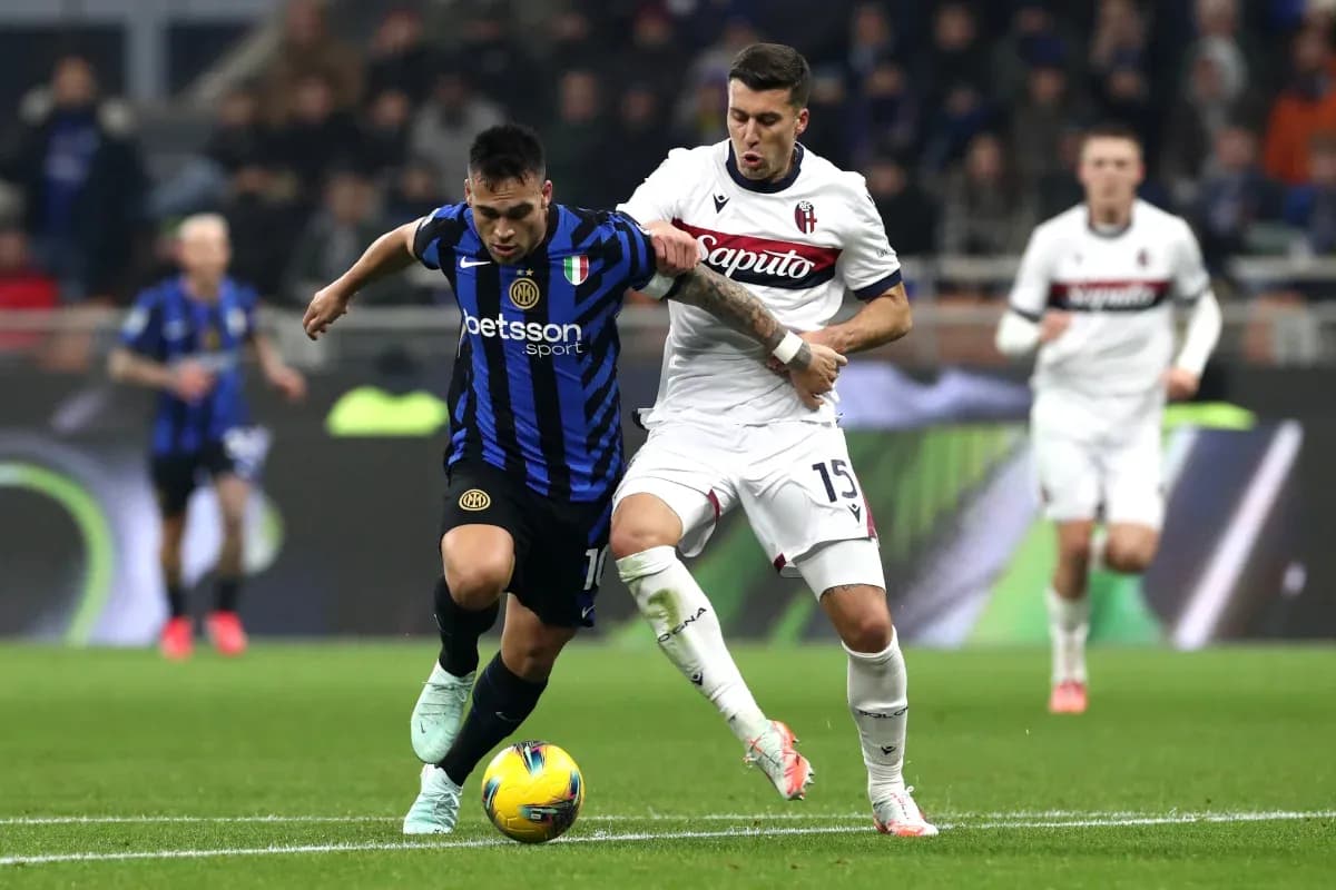 Un joueur d'Inter dribble un joueur de Bologne