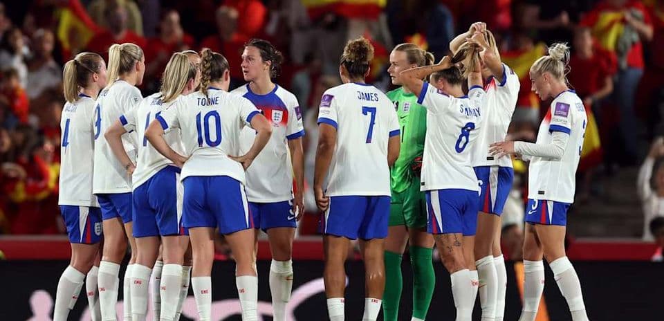 Équipe féminine d'Angleterre se regroupant sur le terrain