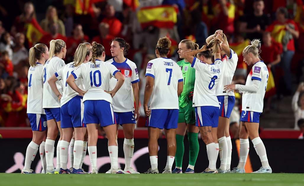 Équipe féminine d'Angleterre se regroupant sur le terrain