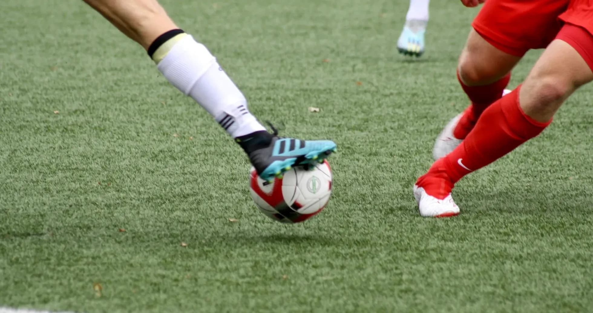 Deux joueuses de football en compétition pour le ballon