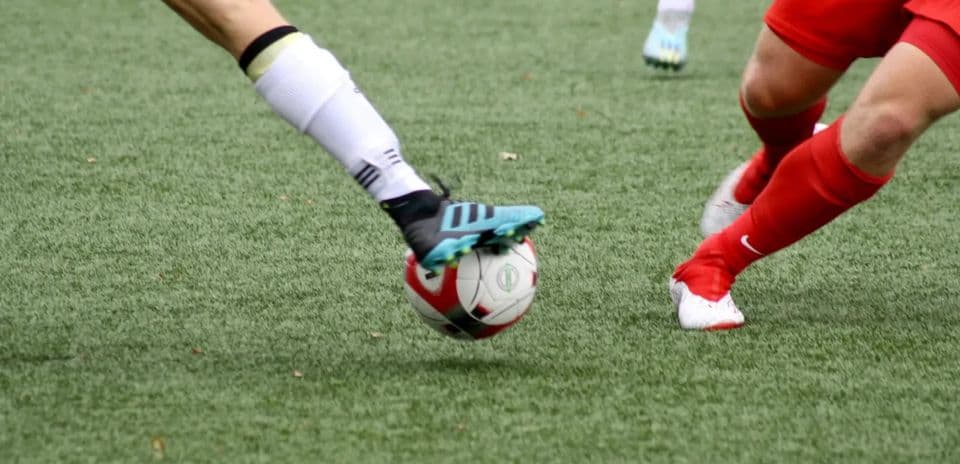 Deux joueuses de football en compétition pour le ballon