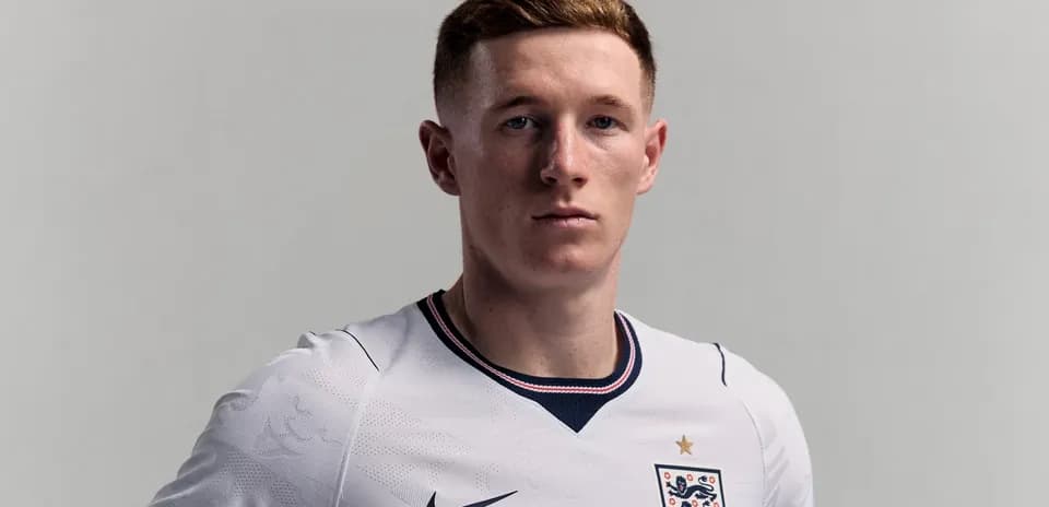 Joueur en maillot de l'Angleterre sur fond neutre