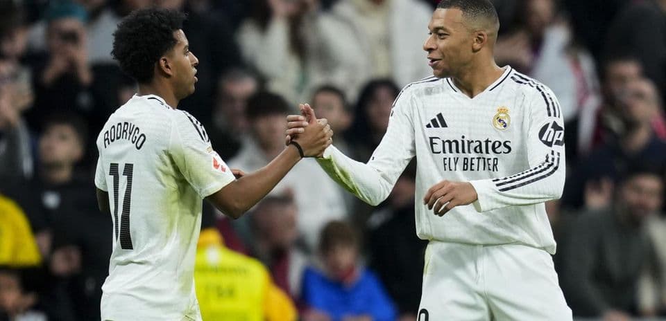 Rodrygo et Mbappé se félicitent après un but