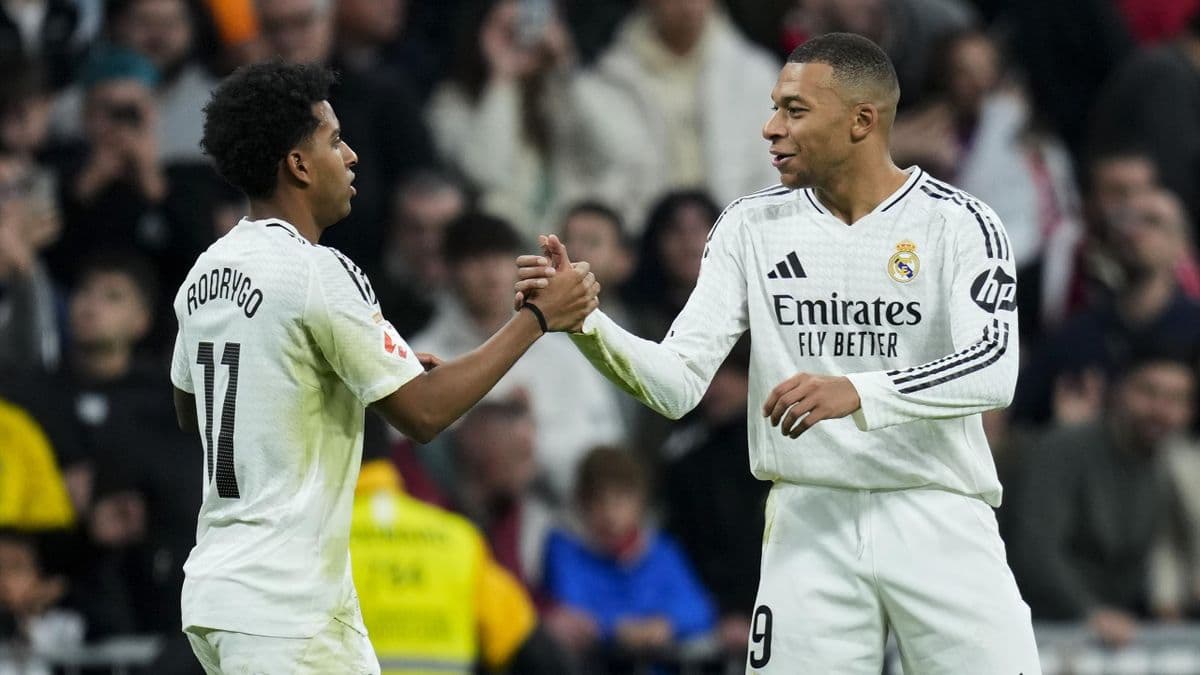 Rodrygo et Mbappé se félicitent après un but