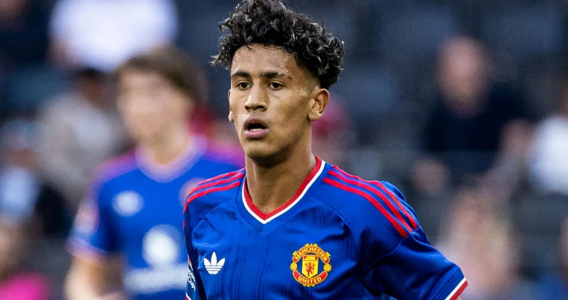 Joueur de Manchester United en maillot bleu sur le terrain