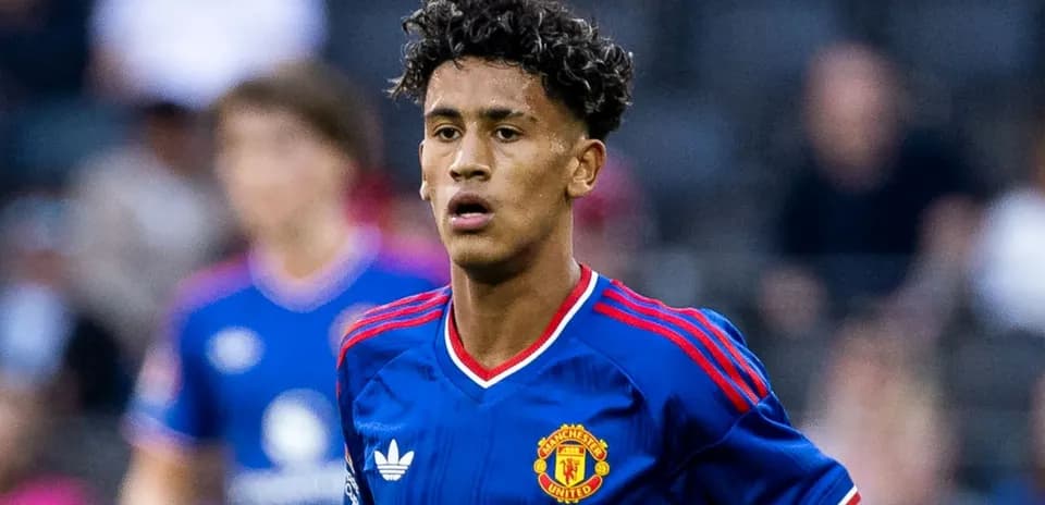 Joueur de Manchester United en maillot bleu sur le terrain