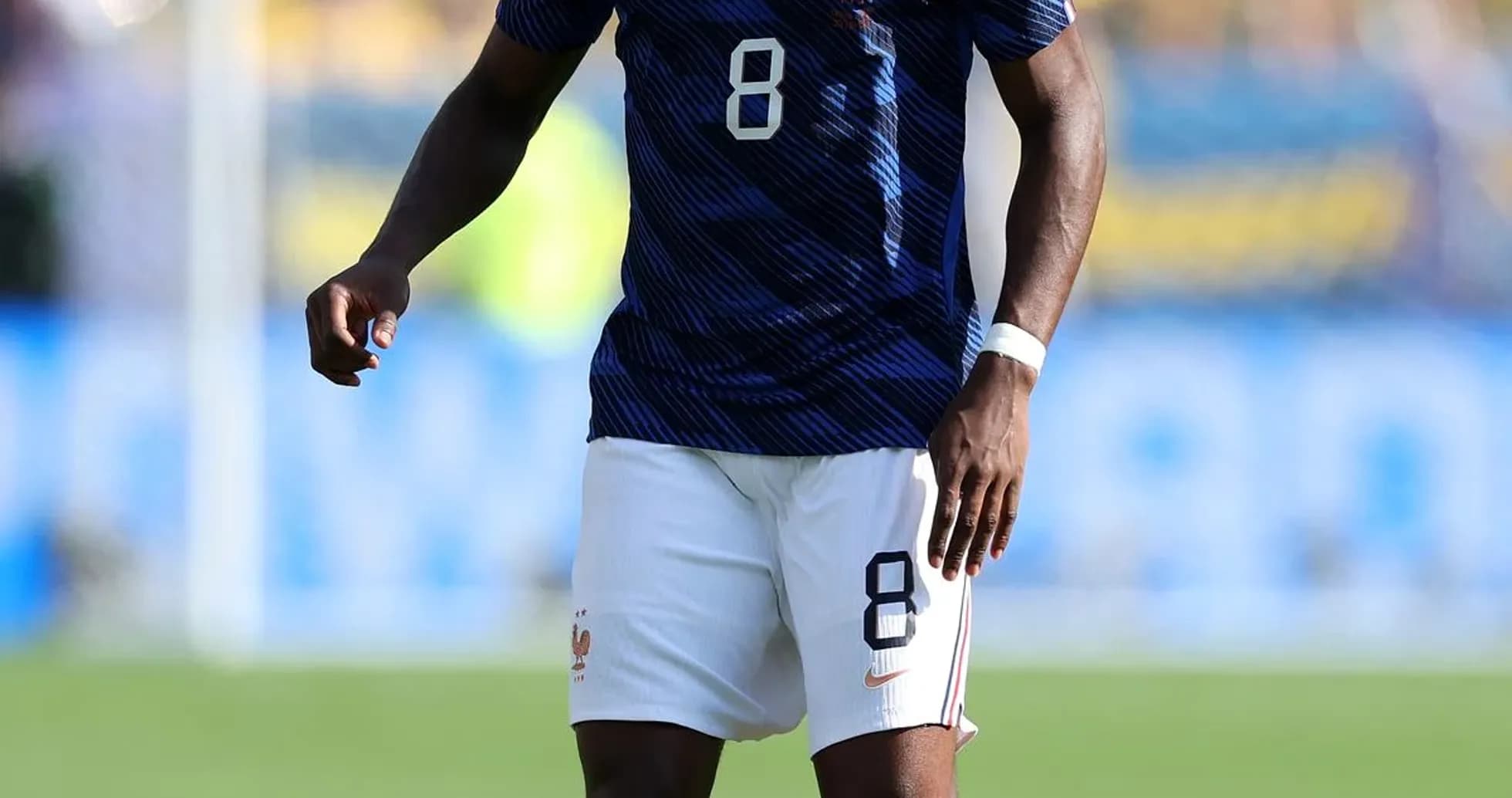 Joueur de football portant le maillot de France sur le terrain