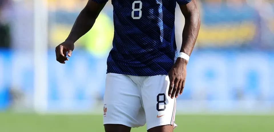 Joueur de football portant le maillot de France sur le terrain