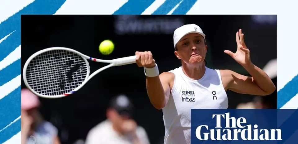 Joueuse frappant une balle de tennis en match