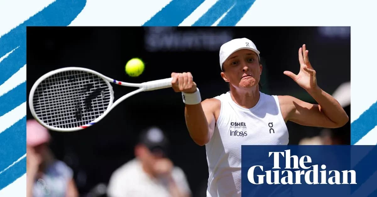 Joueuse frappant une balle de tennis en match