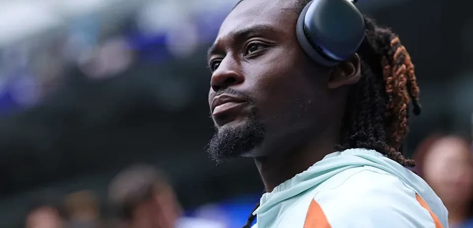 Joueur portant des écouteurs avant le match