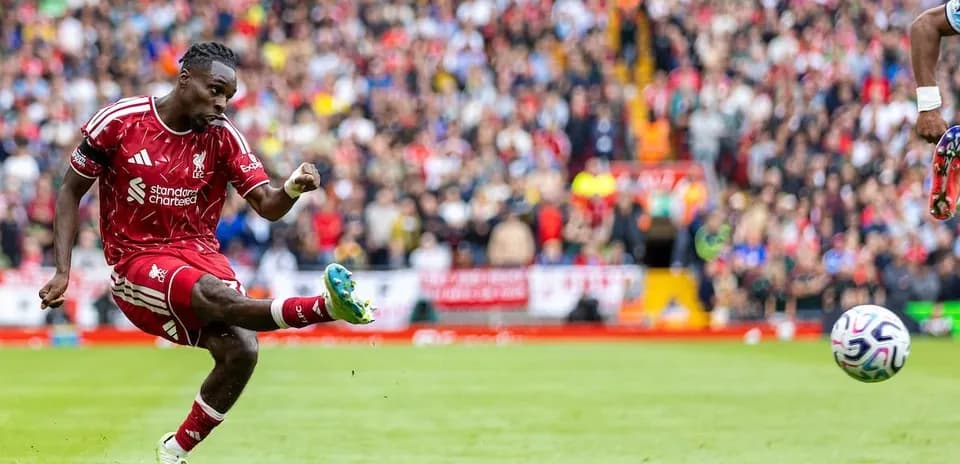 Joueur de Liverpool tirant au but contre Nottingham