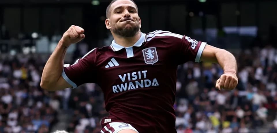 Joueur d'Aston Villa célébrant un but