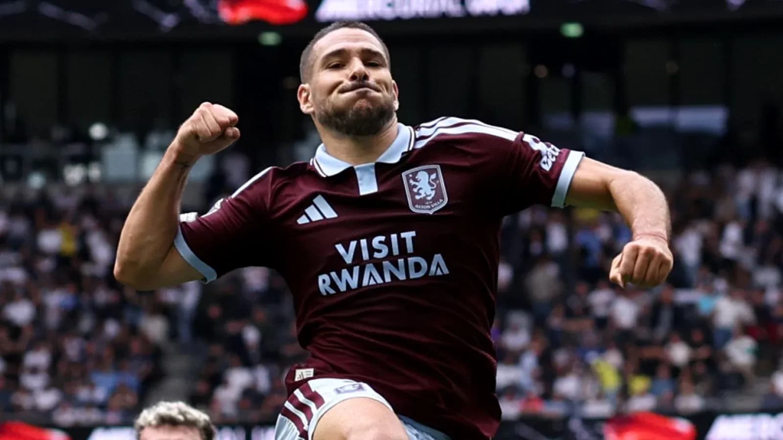 Joueur d'Aston Villa célébrant un but