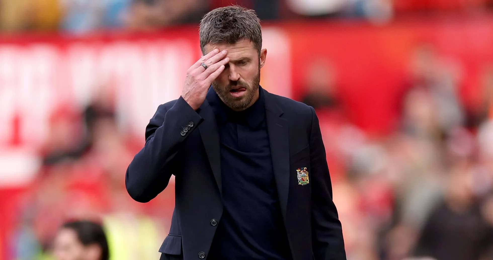 Entraîneur marchant sur le terrain lors d'un match