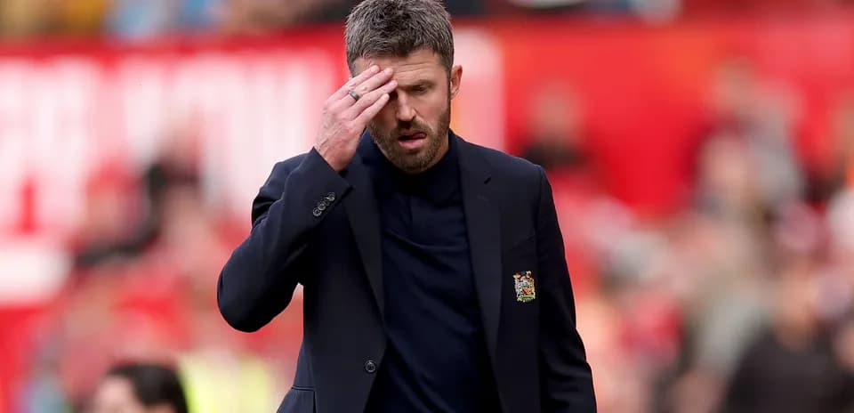 Entraîneur marchant sur le terrain lors d'un match
