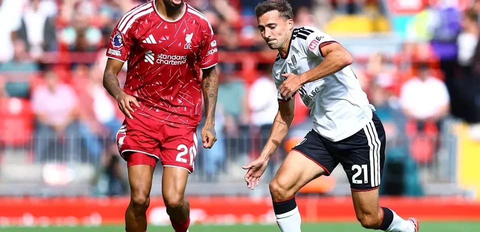 Joueurs de Liverpool et Fulham en action sur le terrain