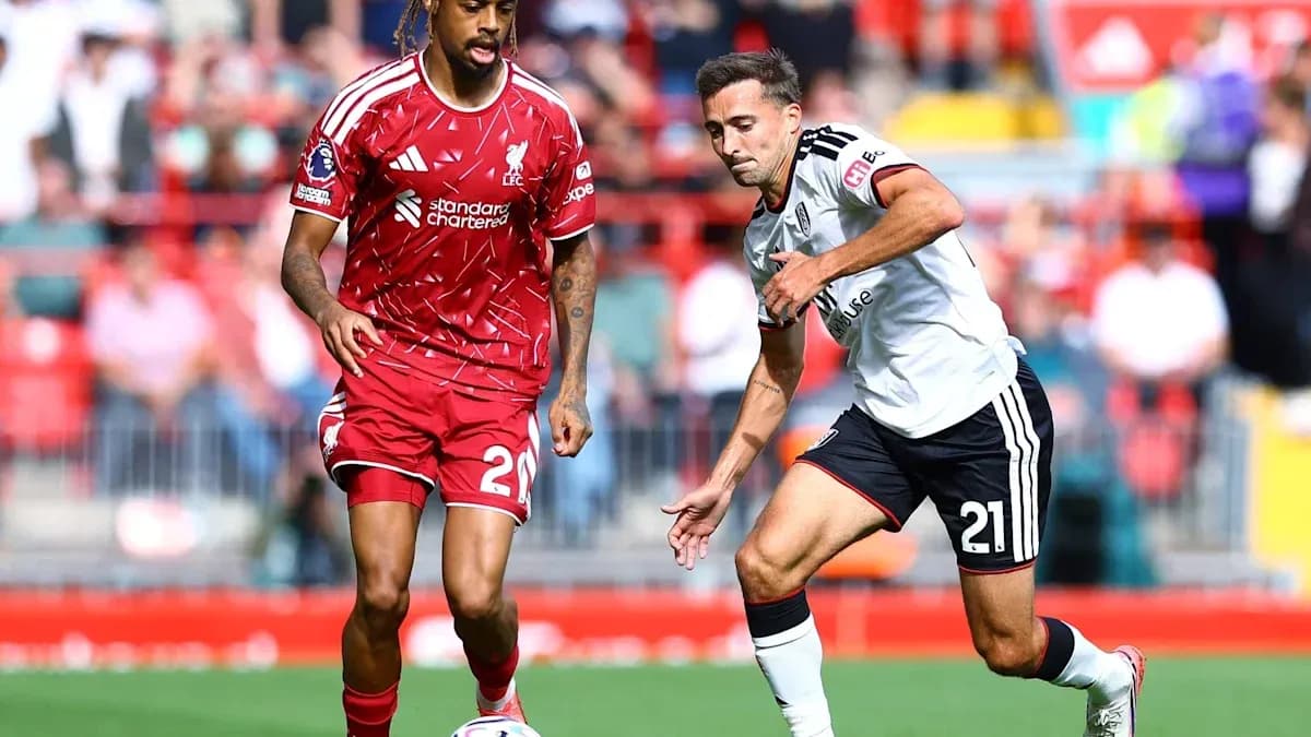 Joueurs de Liverpool et Fulham en action sur le terrain