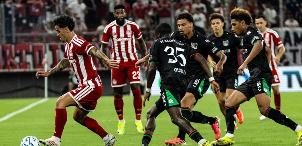 Un joueur d'Olympiakos dribble face à NEC