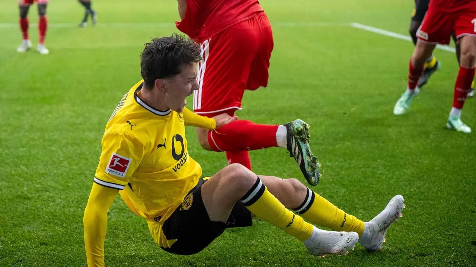 Joueur de Dortmund tombé au sol après un tacle