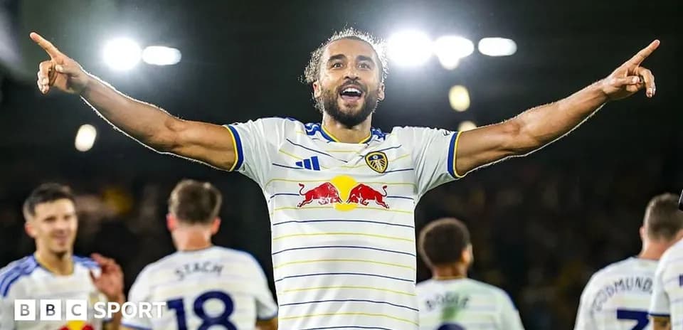 Joueur de Leeds célébrant un but avec coéquipiers