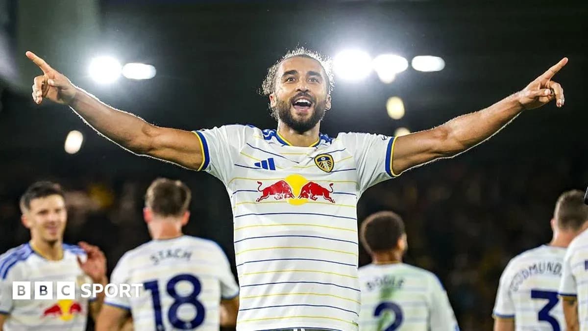 Joueur de Leeds célébrant un but avec coéquipiers