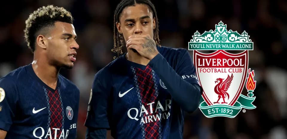 Joueurs de football en discussion sur le terrain