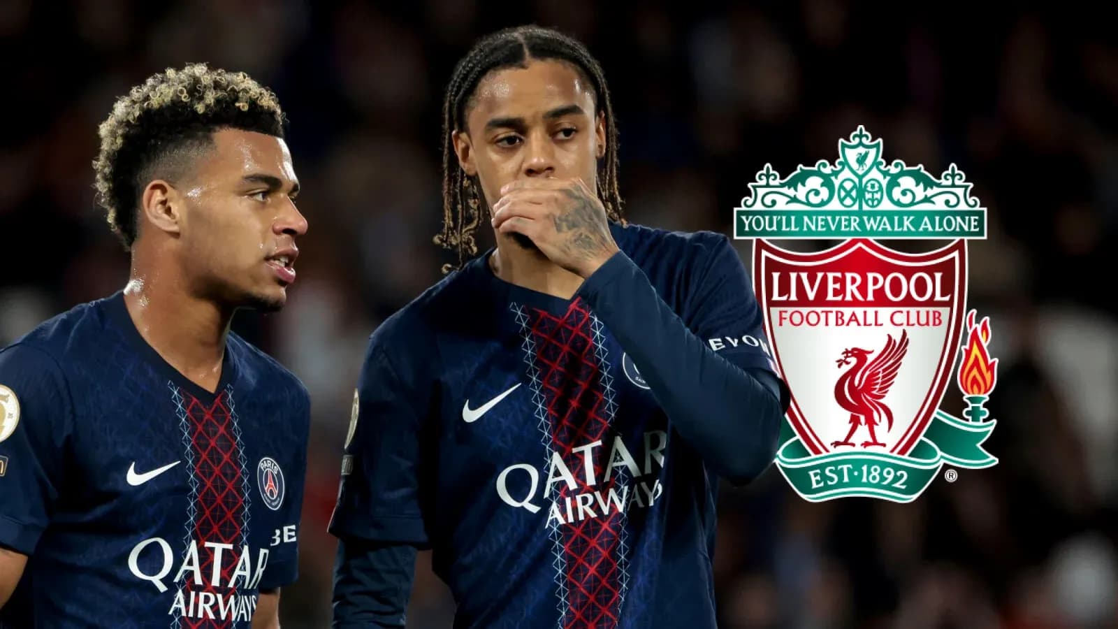 Joueurs de football en discussion sur le terrain