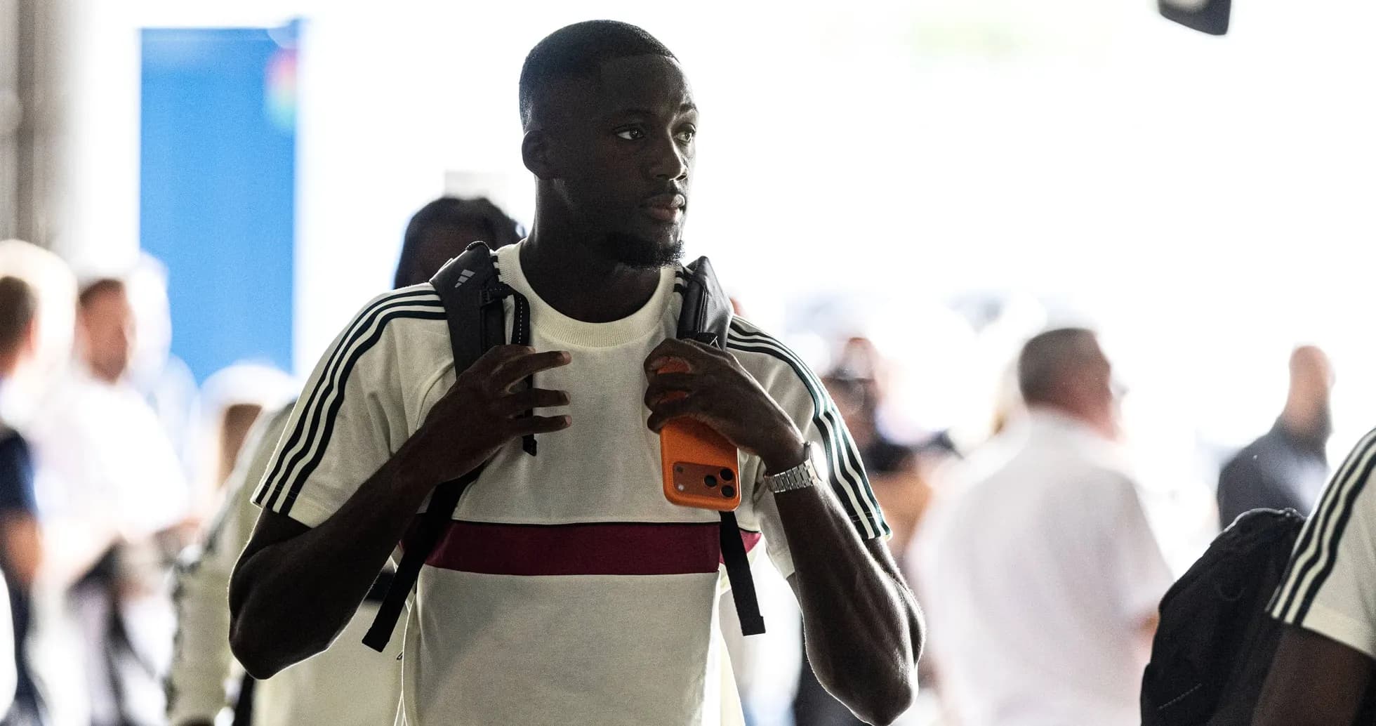 Joueur entrant avec un téléphone à la main