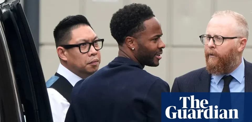 Trois hommes discutant à l'extérieur d'un bâtiment