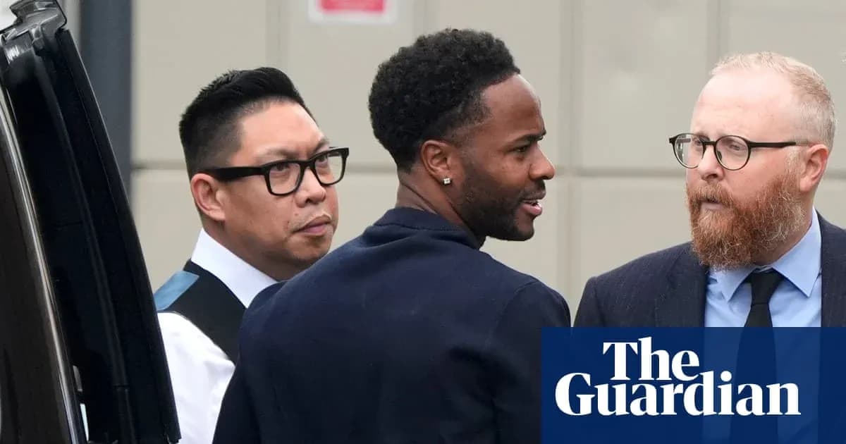 Trois hommes discutant à l'extérieur d'un bâtiment