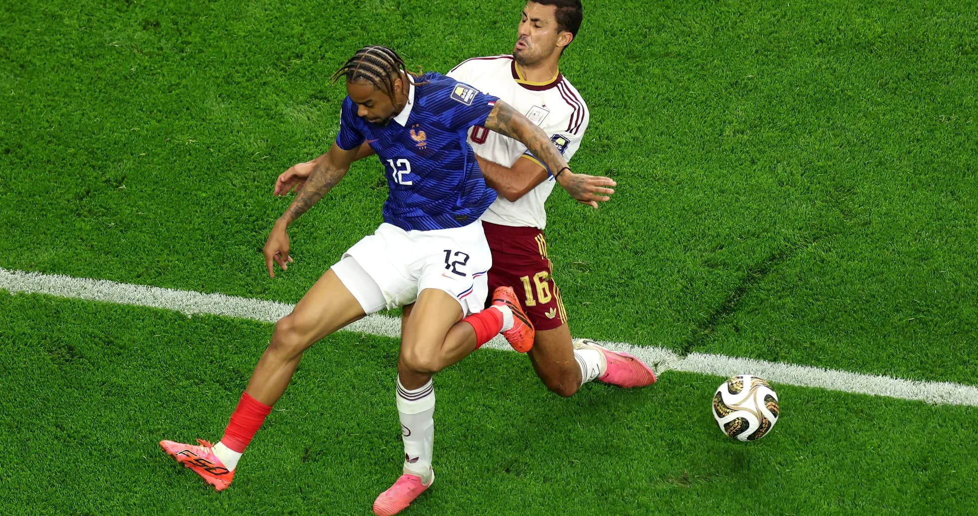 Joueur français dribblant un adversaire pendant un match