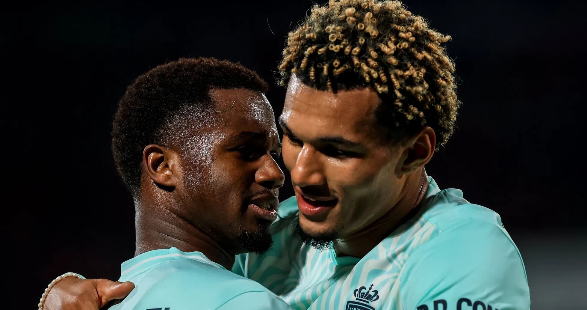 Deux joueurs célébrant ensemble sur le terrain