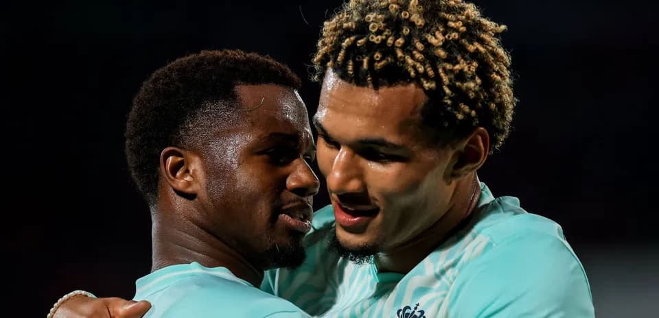 Deux joueurs célébrant ensemble sur le terrain