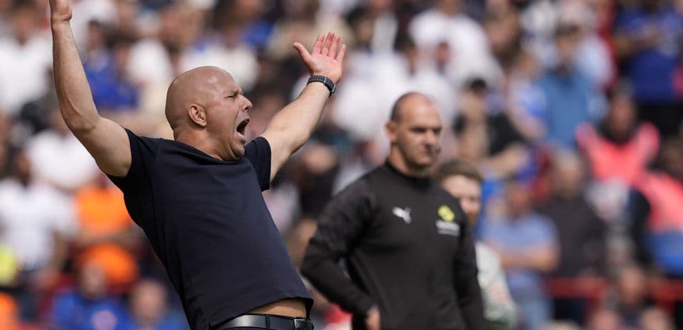 Entraîneur gesticulant sur la touche lors du match