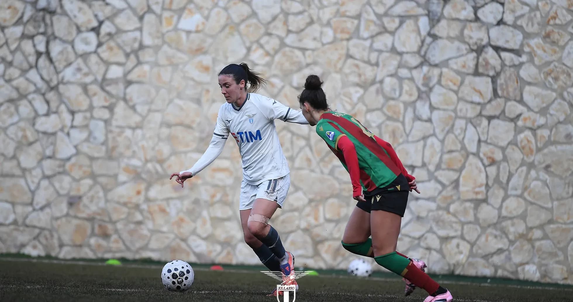 Joueuses de Lazio et Ternana en action
