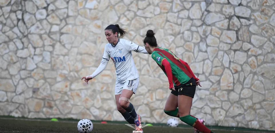 Joueuses de Lazio et Ternana en action