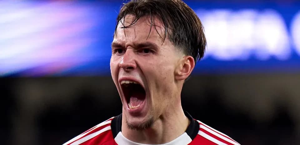 Joueur célébrant avec enthousiasme sur le terrain