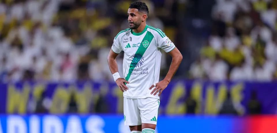 Joueur en tenue de l'équipe de football en attente