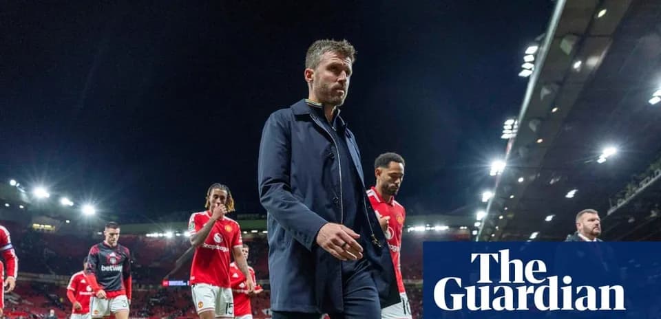 Entraîneur quittant le terrain avec des joueurs de Manchester United