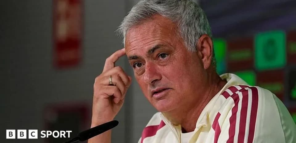 Entraîneur parlant lors d'une conférence de presse